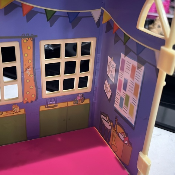 Peppa Pig School House and Accesories Lot - Picture 8 of 11
